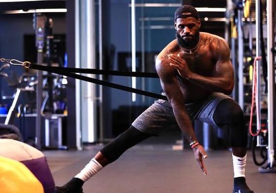 35歲的詹姆斯肌肉依舊強悍，碾壓年輕球員，希臘怪獸也不是對手啊！-黑特籃球-NBA新聞影音圖片分享社區