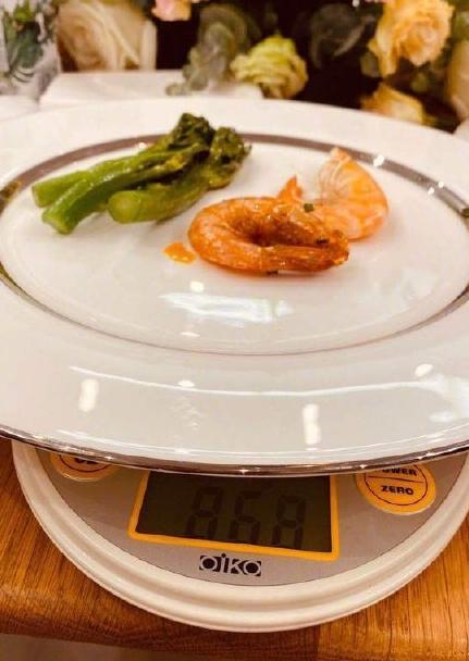 『直接』金莎带秤吃饭 直接把旁边坐着的金晨给震着了