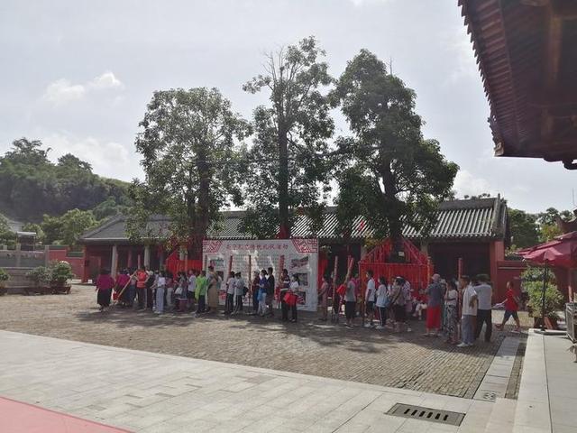 高三学子们纷纷到南宁孔庙，祭拜孔子，祈福金榜题名