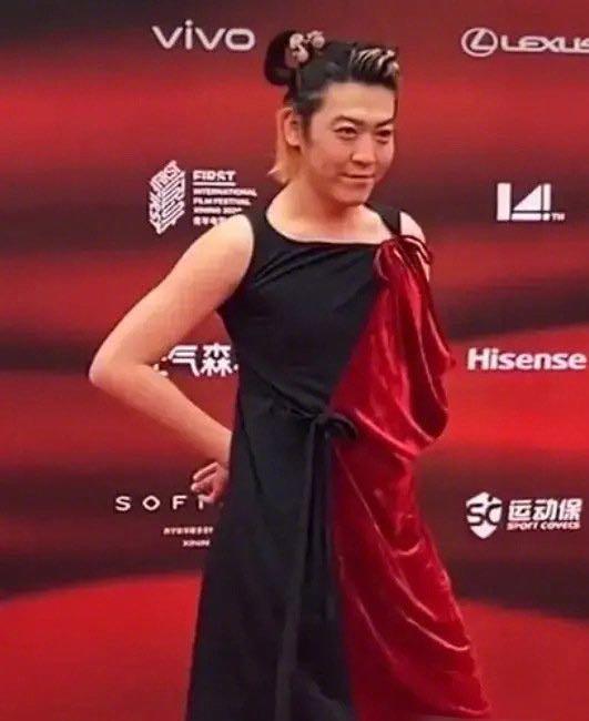 姜思达造型辣眼睛走红毯，被嘲陈志朋第二，知名编剧力挺
