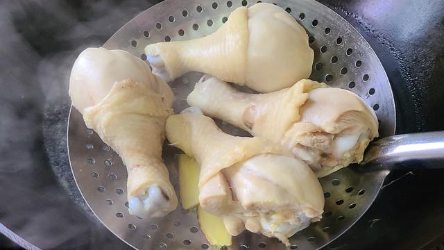 柠檬鸡，好吃又开胃的一道美食，做法简单香味浓，天热吃正好