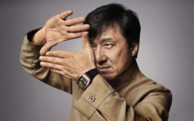 成龙的亲疏关系史：一个混迹街头的女儿，两个沿街乞讨的哥哥