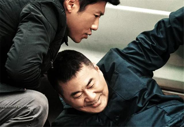 三叉戟抓到汤阿祥之后，一起坐在树下晃脚，这