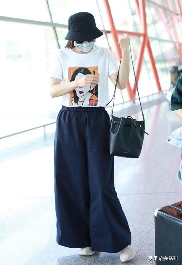 44岁曾黎真时髦，走机场穿大一码的阔腿裤，松松