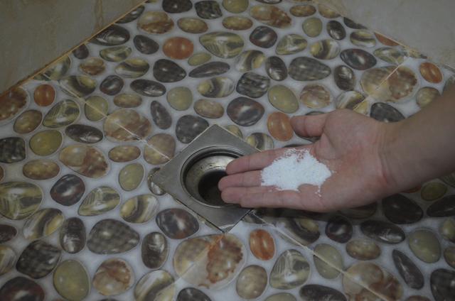 洗衣粉和食盐混合在一起，用途真厉害，一年能省不少钱，涨知识了