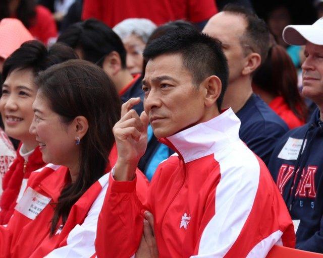 「误发」59岁刘德华误发显老生图秒删 重发美颜照展最美好的男神一面