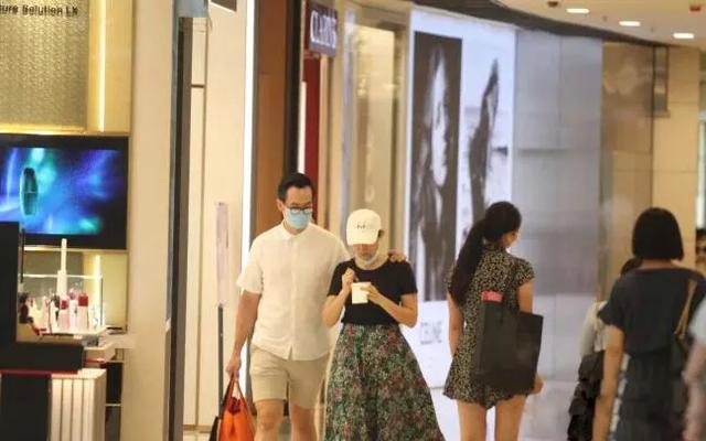 好男人！陈豪睡眠不足仍陪老婆逛街，陈茵媺变吃货调皮又可爱