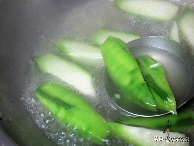 广东白切鸡：教你最正宗的白切鸡做法，只需几个技巧，皮脆肉滑