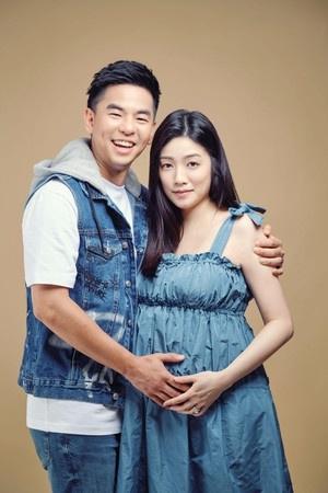 柯有伦官宣得女取名Mila，晒合影眼里满是喜悦，不忘附文感谢妻子