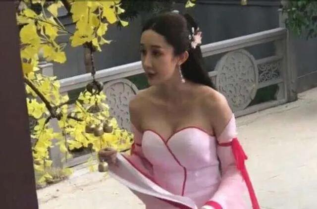 “烂片女王”出道十年没有名气，却在抖音爆火