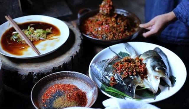 李子柒教粉絲做“剁椒魚頭”，看到她家的魚后，網(wǎng)友：太不真實了