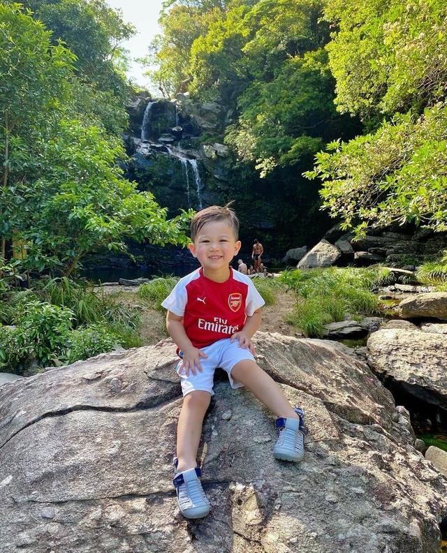 胡杏儿祖孙三代徒步旅行，儿子晒黑不少，一家三口同框幸福温馨