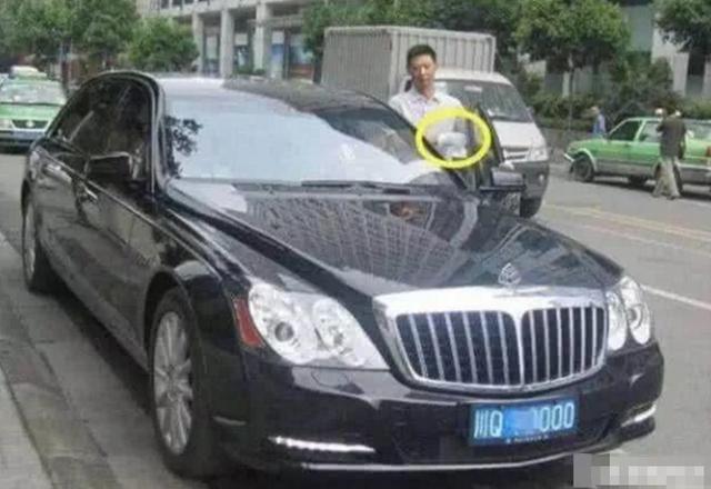 四川街头一辆上百万迈巴赫，司机手上物品暴露