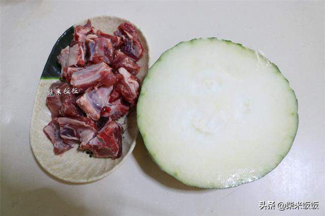 排骨别总炖汤了，教你这样吃，鲜嫩又多汁，做一盘连汤也不剩