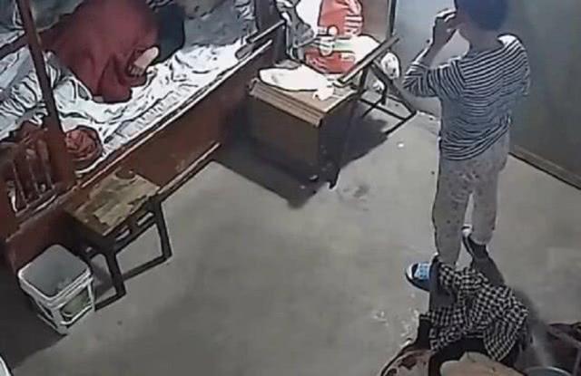 保姆闷死老人后续：女儿下跪道歉，丈夫曝其杀