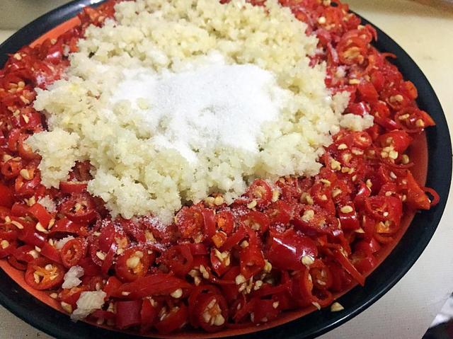 5斤辣椒4味调料料，教你自制正宗剁椒酱，放一年不坏，又香又辣