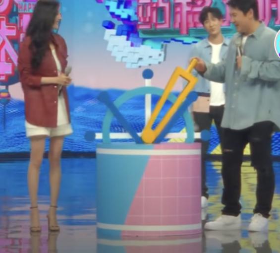 有一种站姿叫杨幂穿高跟鞋，无美颜镜头下曝光