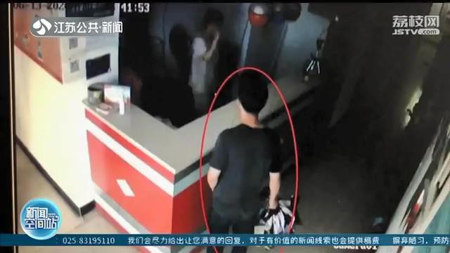 刑满释放不到一个月，歹徒凌晨开锁入卧室持刀抢劫