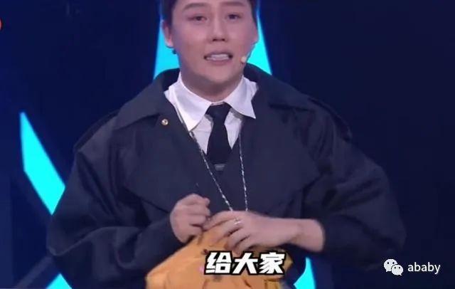 想红太难！34岁歌手刘维带二维码求观众买歌，宣