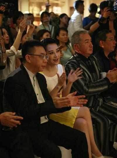 49岁许晴和38岁殷桃同穿裙装，网友：这气质差距可不止11岁