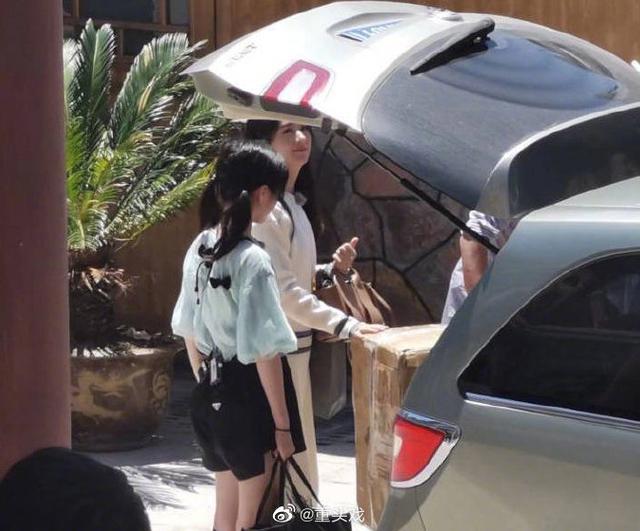 赵丽颖录中餐厅和快本女主持提箱子，赵丽颖用力提拽，比新人卖力