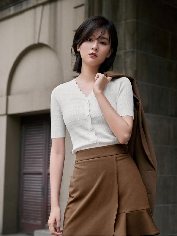 乔欣真是“茶艺女孩”，虽然服装很纯，却带着“欲”感很抢镜