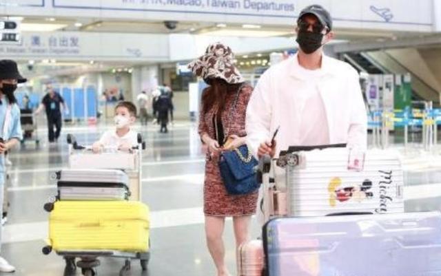 嗯哼兄妹一起买玩具，回头照顾妹妹很贴心，清爽板寸帅气十足