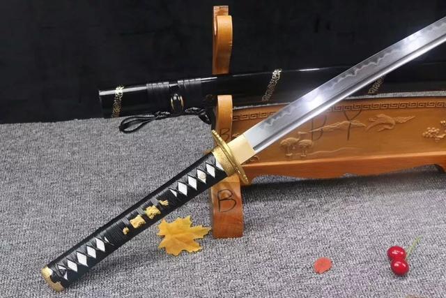 唐刀和日本武士刀相比，谁更强？为什么中国唐刀名气不如日本刀？