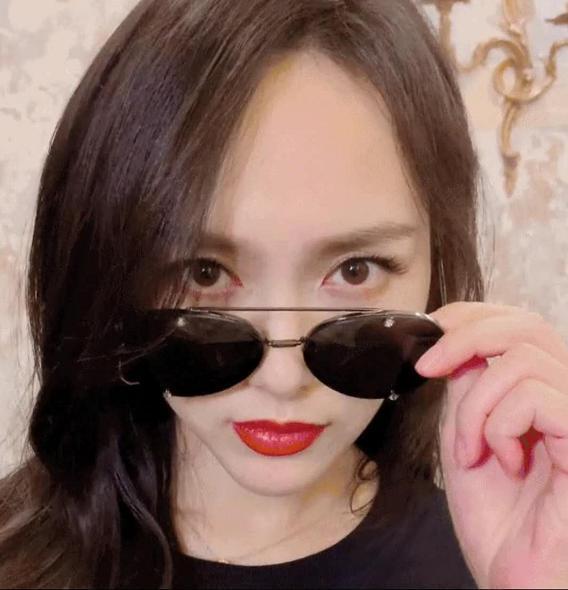 唐嫣产后首露面！一身黑衣玩变装笑容甜美哪像37，新剧颜值创新高