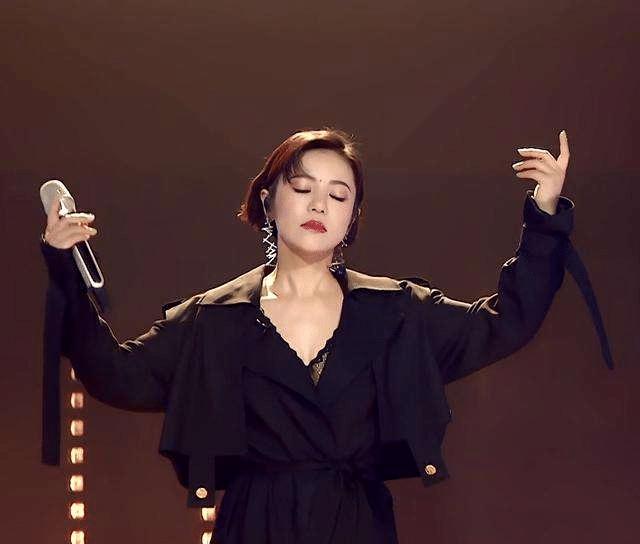 《乘风破浪的姐姐》杜华言论引争议，建议改名