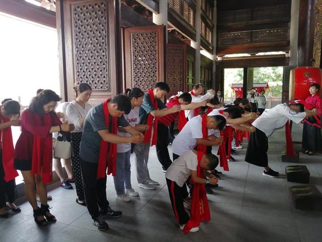 高三学子们纷纷到南宁孔庙，祭拜孔子，祈福金榜题名