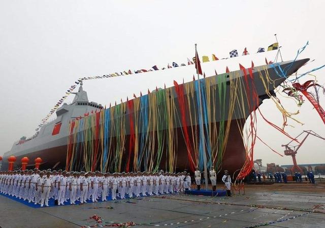 又一核航母奔向亚洲后，万吨大驱首次火力全开，万发炮全速开火