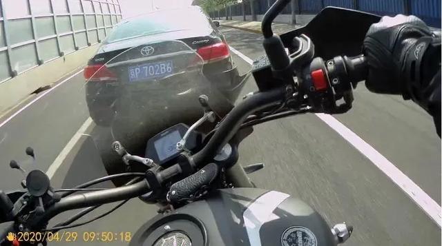 凯美瑞车主撞到骑手后加速逃逸，道路千万条！安全第一条！