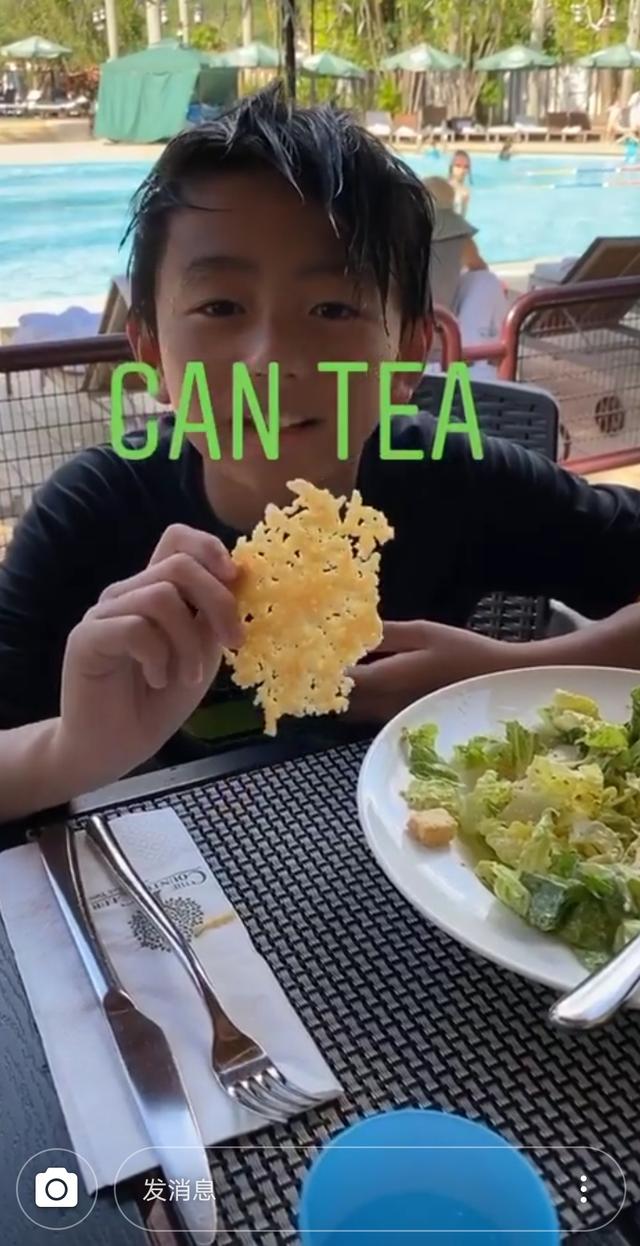 张柏芝陪儿子小Q游泳，并感慨陪伴是最好的爱，母子同框感情深厚