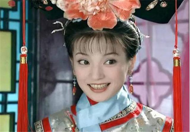 当时大红的她瞧不起赵薇，如今49岁孤独一人，而且还沦为龙套