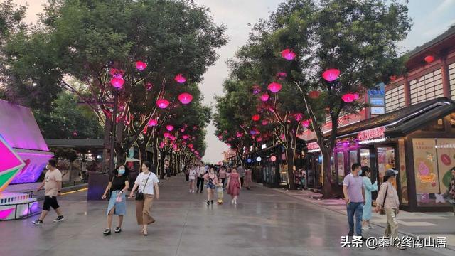 西安第一网红景区，傍晚就已游客爆满，美女和汉服小姐姐好多啊