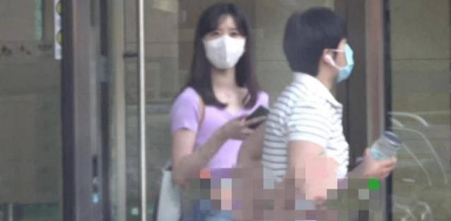章泽天懒理离婚传闻抽陀螺解压，坦言生活不易透露当前真实感受