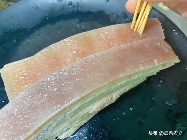 在家如何做广式脆皮烧肉？这3点是关键，皮脆肉嫩，香浓又美味