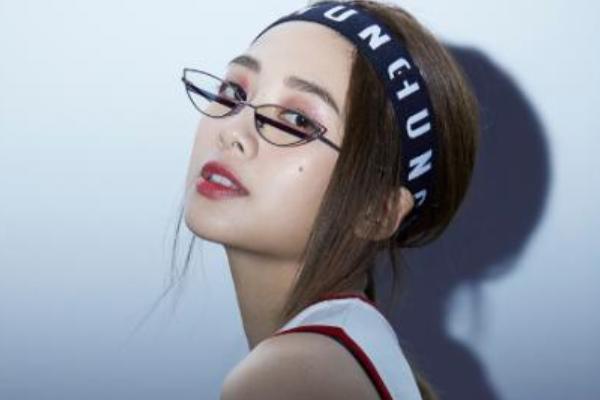 曾被亲妈打到住院，出道15年被当提款机，今31岁却被何炅宠成公主