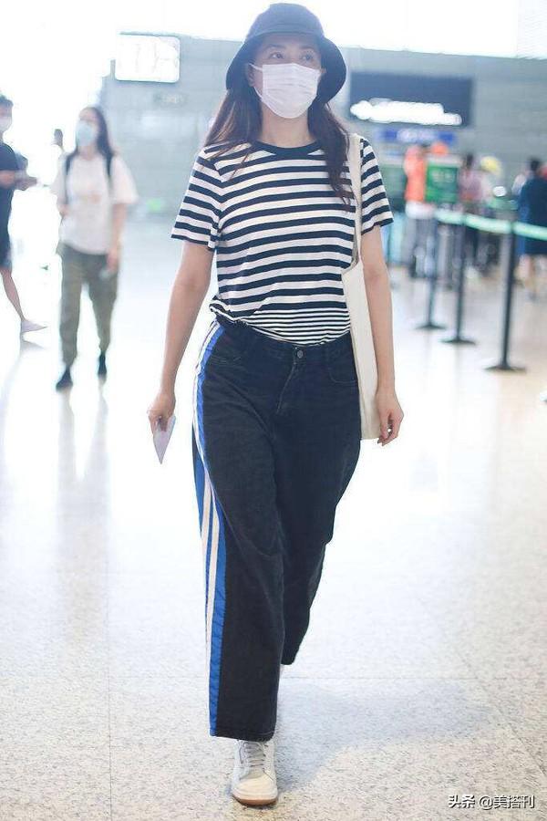 44岁曾黎真时髦，走机场穿大一码的阔腿裤，松松