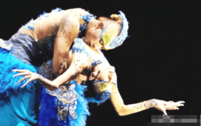 杨丽萍和男徒弟跳舞投入太深，当镜头被拉近后