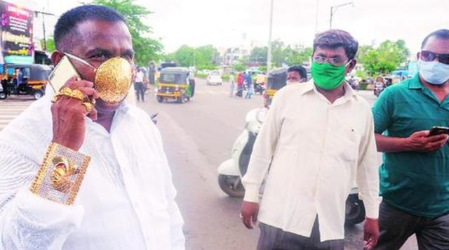 印度土豪三十万打造纯金口罩，留下小孔通气，不清楚能不能防病毒