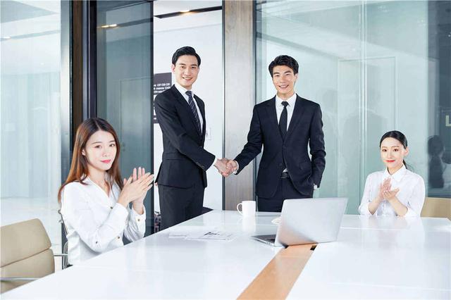 男子勤奋做销售反被老总骂，生气发飙回怼老总