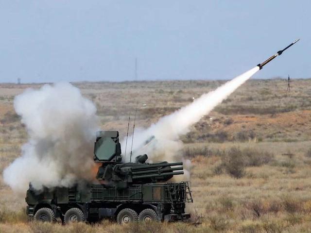 美军巡逻机远程遥控，数十架无人机偷袭俄军基