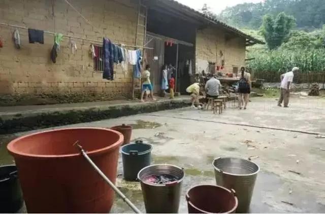 21年生15个孩子，75岁老汉成网红，如今一家17口过