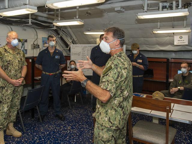 美军上将突访罗斯福号，宣布航母原地复活，全