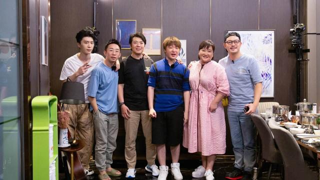 范丞丞顶着暴雨拍节目，蓝台又犯“老”问题，