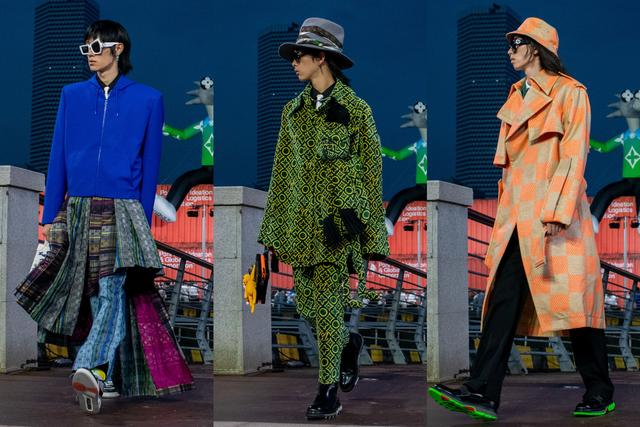 回应|吴亦凡回应背玩偶走秀太累 全程黑脸走秀网友宝宝心里苦