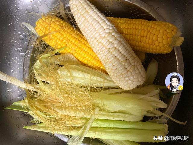 煮玉米，切记别只会用清水直接煮，多加1勺“它”玉米香甜又软糯