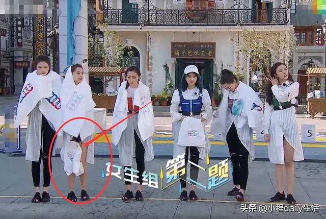 baby“水炸弹”惩罚，忘了自己穿裙子，淋水后全程用毛巾挡腿部